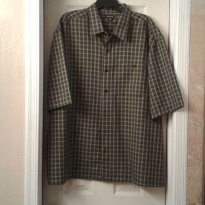 Men's short sleeve shirt.